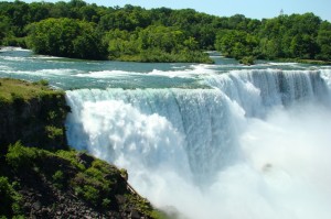 Beautiful picture of Niagra Falls in Canada with water falling off the falls